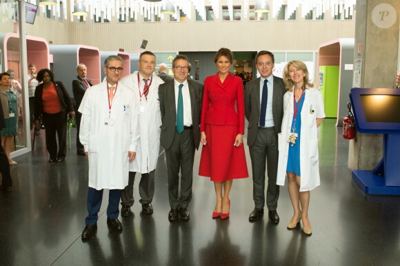 La première dame des Etats-Unis Melania Trump visite accompagnée de Martin Hirsch l'hôpital Necker à Paris, 13 juillet 2017.