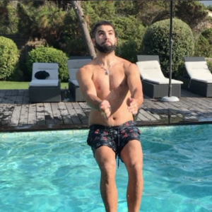 Kendji Girac en vacances en Corse le 16 juillet 2017. Ici en plein salto !