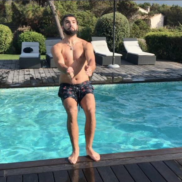 Kendji Girac en vacances en Corse le 16 juillet 2017. Ici en plein salto !