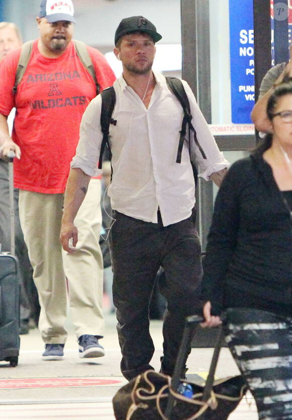 Ryan Phillippe arrive à l'aéroport de Burbank, le 11 avril 2017.