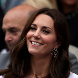 Kate Middleton, duchesse de Cambridge, marraine du All England Lawn Tennis and Croquet Club, assistait le 16 juillet 2017 avec son mari le prince William à la finale de Wimbledon entre Roger Federer et Marin Cilic. Le Suisse a remporté son 8e Wimbledon et son 19e tournoi du Grand Chelem.