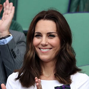 Kate Middleton, duchesse de Cambridge, marraine du All England Lawn Tennis and Croquet Club, assistait le 16 juillet 2017 avec son mari le prince William à la finale de Wimbledon entre Roger Federer et Marin Cilic. Le Suisse a remporté son 8e Wimbledon et son 19e tournoi du Grand Chelem.