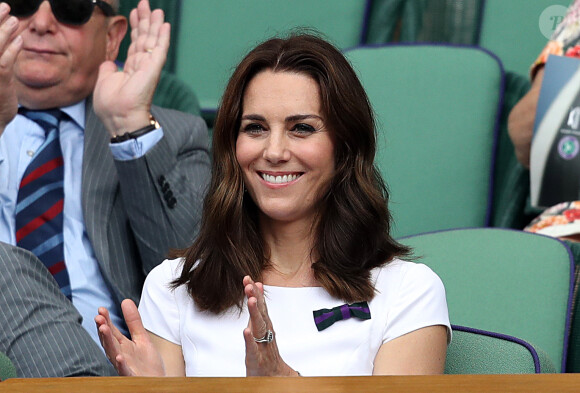 Kate Middleton, duchesse de Cambridge, marraine du All England Lawn Tennis and Croquet Club, assistait le 16 juillet 2017 avec son mari le prince William à la finale de Wimbledon entre Roger Federer et Marin Cilic. Le Suisse a remporté son 8e Wimbledon et son 19e tournoi du Grand Chelem.