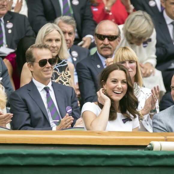 Kate Middleton, duchesse de Cambridge, marraine du All England Lawn Tennis and Croquet Club, assistait le 16 juillet 2017 avec son mari le prince William à la finale de Wimbledon entre Roger Federer et Marin Cilic. Le Suisse a remporté son 8e Wimbledon et son 19e tournoi du Grand Chelem.