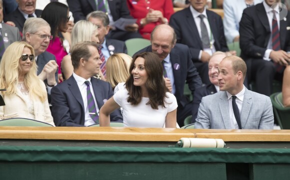 Kate Middleton, duchesse de Cambridge, marraine du All England Lawn Tennis and Croquet Club, assistait le 16 juillet 2017 avec son mari le prince William à la finale de Wimbledon entre Roger Federer et Marin Cilic. Le Suisse a remporté son 8e Wimbledon et son 19e tournoi du Grand Chelem.