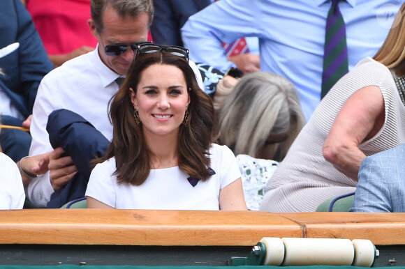 Kate Middleton, duchesse de Cambridge, marraine du All England Lawn Tennis and Croquet Club, assistait le 16 juillet 2017 avec son mari le prince William à la finale de Wimbledon entre Roger Federer et Marin Cilic. Le Suisse a remporté son 8e Wimbledon et son 19e tournoi du Grand Chelem.