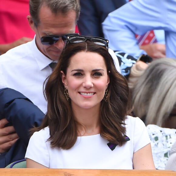 Kate Middleton, duchesse de Cambridge, marraine du All England Lawn Tennis and Croquet Club, assistait le 16 juillet 2017 avec son mari le prince William à la finale de Wimbledon entre Roger Federer et Marin Cilic. Le Suisse a remporté son 8e Wimbledon et son 19e tournoi du Grand Chelem.