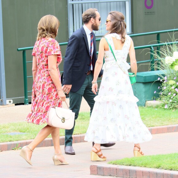 Pippa Middleton avec son frère James et sa mère Carole le 16 juillet 2017 à Wimbledon pour la finale entre Roger Federer et Marin Cilic. Le Suisse a remporté son 8e Wimbledon et son 19e tournoi du Grand Chelem.