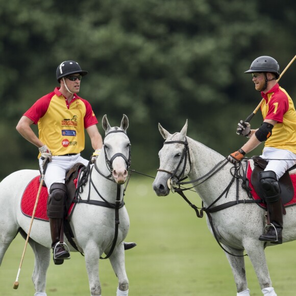 Le prince William et le prince Harry au tournoi de polo "The Jerudong Park Trophy" au club de Cirencester le 15 juillet 2017