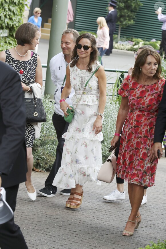 Pippa Middleton et Carole Middleton à Wimbledon le 16 juillet 2017 pour la finale entre Roger Federer, ami de la famille, et Marin Cilic.