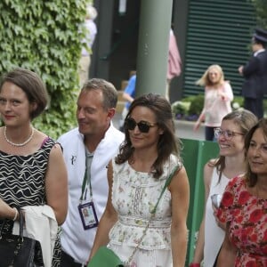 Pippa Middleton et Carole Middleton à Wimbledon le 16 juillet 2017 pour la finale entre Roger Federer, ami de la famille, et Marin Cilic.