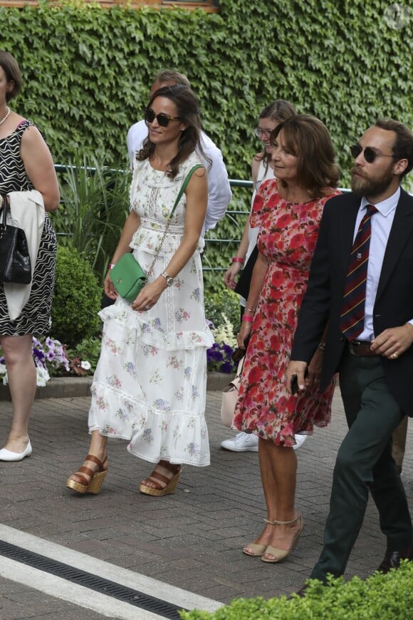 Pippa, Carole et James Middleton à Wimbledon le 16 juillet 2017 pour la finale entre Roger Federer, ami de la famille, et Marin Cilic.