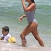 Ludivine Kadri Sagna s'amuse avec son fils Elias Sagna et des amis en vacances sur une plage à Miami, le 16 juillet 2017.