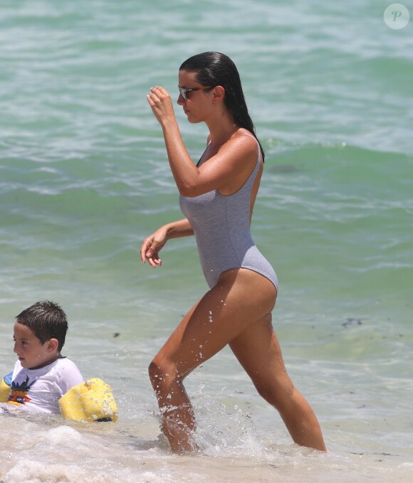 Ludivine Kadri Sagna s'amuse avec son fils Elias Sagna et des amis en vacances sur une plage à Miami, le 16 juillet 2017.