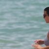 Ludivine Kadri Sagna s'amuse avec son fils Elias Sagna et des amis en vacances sur une plage à Miami, le 16 juillet 2017.