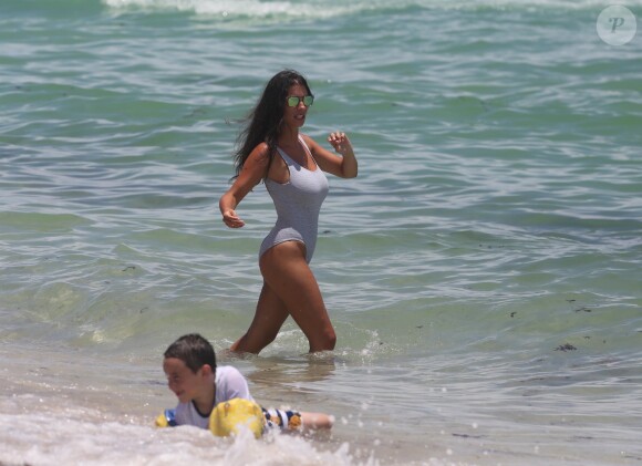 Ludivine Kadri Sagna s'amuse avec son fils Elias Sagna et des amis en vacances sur une plage à Miami, le 16 juillet 2017.