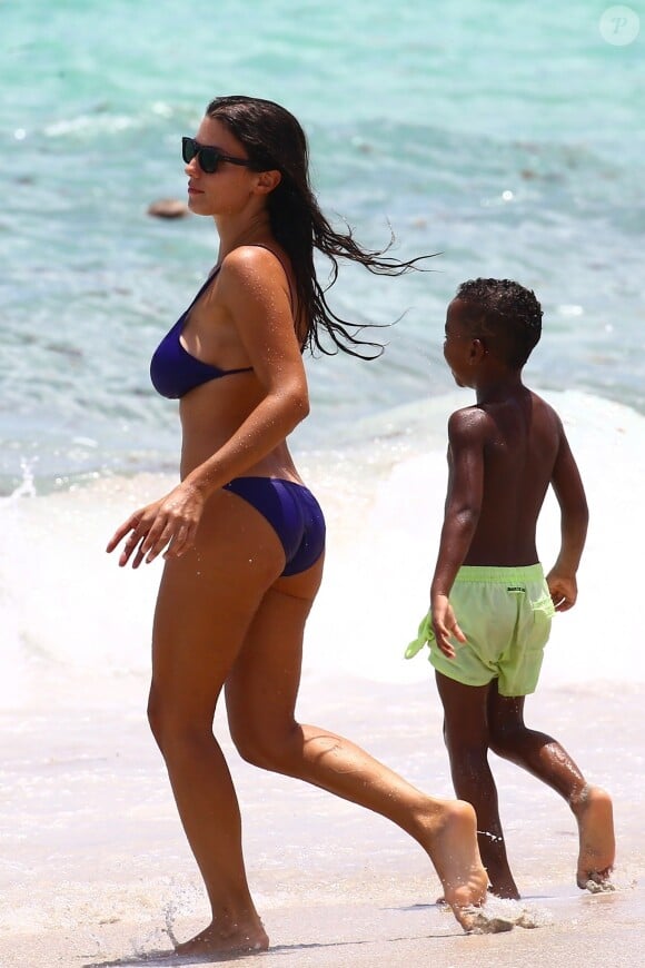 Ludivine Kadri Sagna s'amuse avec son fils Elias sur une plage à Miami, le 14 juillet 2017.