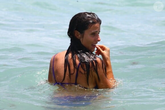 Ludivine Kadri Sagna s'amuse avec son fils Elias sur une plage à Miami, le 14 juillet 2017.