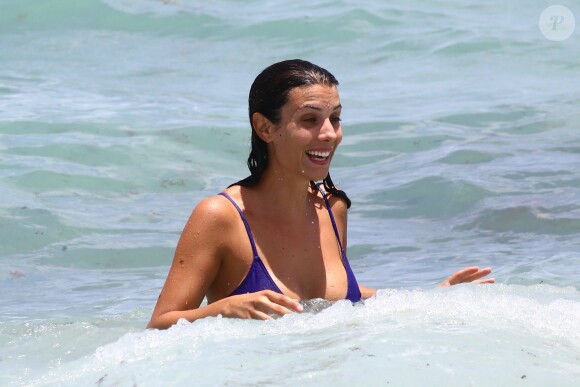 Ludivine Kadri Sagna s'amuse avec son fils Elias sur une plage à Miami, le 14 juillet 2017.