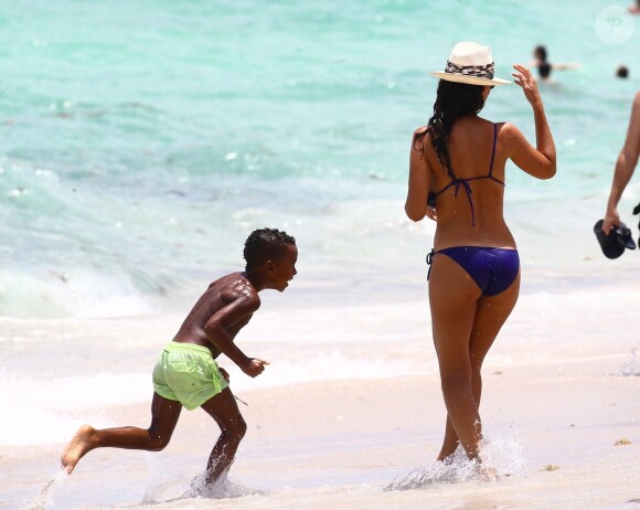 Ludivine Kadri Sagna s'amuse avec son fils Elias sur une plage à Miami, le 14 juillet 2017.