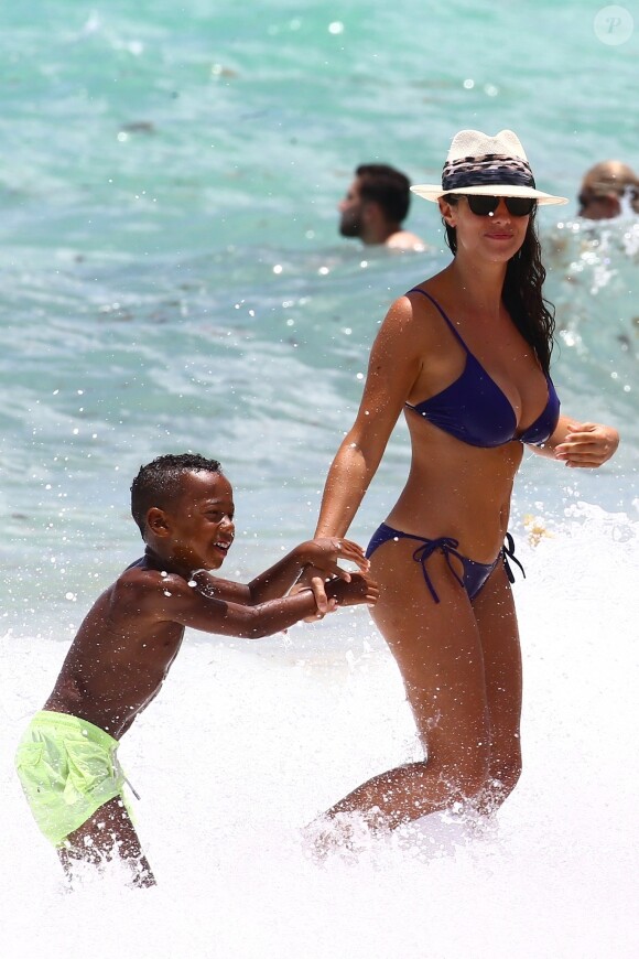 Ludivine Kadri Sagna s'amuse avec son fils Elias sur une plage à Miami, le 14 juillet 2017.