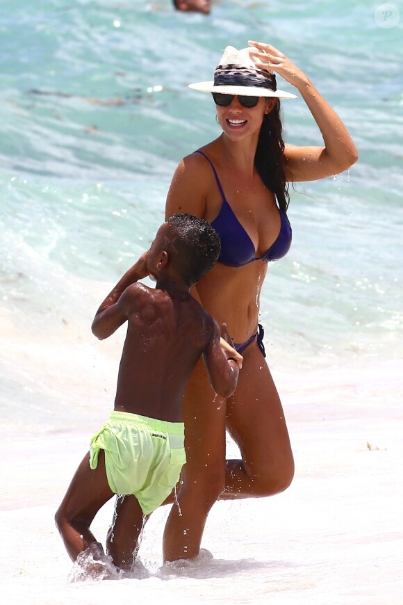 Ludivine Kadri Sagna s'amuse avec son fils Elias sur une plage à Miami, le 14 juillet 2017.