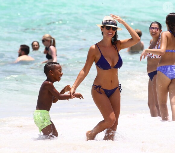 Ludivine Kadri Sagna s'amuse avec son fils Elias sur une plage à Miami, le 14 juillet 2017.