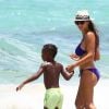 Ludivine Kadri Sagna s'amuse avec son fils Elias sur une plage à Miami, le 14 juillet 2017.