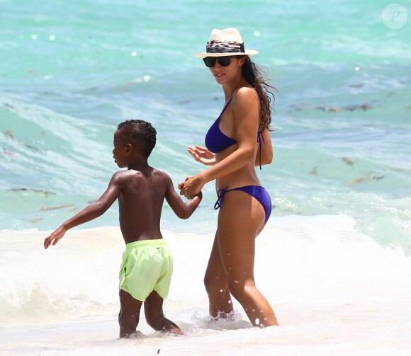 Ludivine Kadri Sagna s'amuse avec son fils Elias sur une plage à Miami, le 14 juillet 2017.