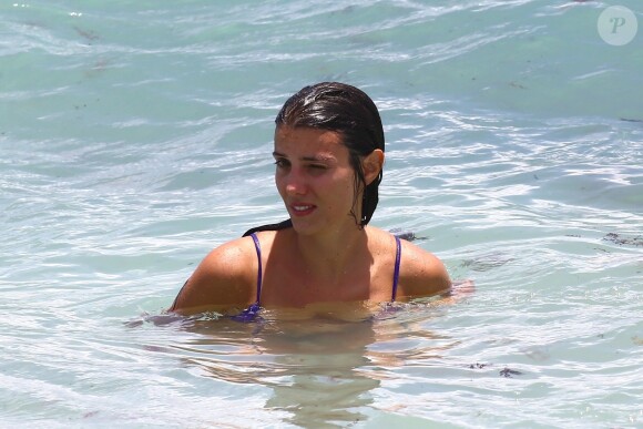 Ludivine Kadri Sagna s'amuse avec son fils Elias sur une plage à Miami, le 14 juillet 2017.