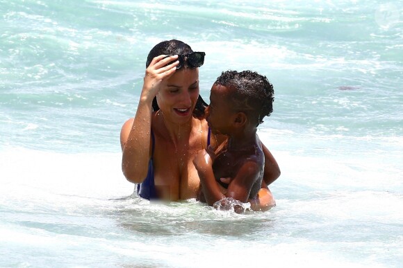 Ludivine Kadri Sagna s'amuse avec son fils Elias sur une plage à Miami, le 14 juillet 2017.