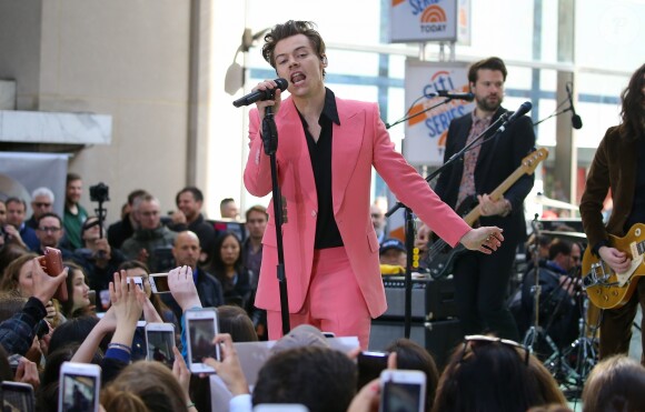 Harry Styles lors d'un concert en plein air pendant une émission télévisée du matin à New York, le 9 mai 2017.