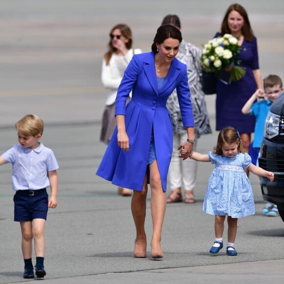 Le duc et la duchesse de Cambridge ont décollé de Varsovie au matin du 19 juillet 2017 avec leurs enfants le prince George et la princesse Charlotte, quittant la Pologne pour poursuivre leur visite officielle en Allemagne.