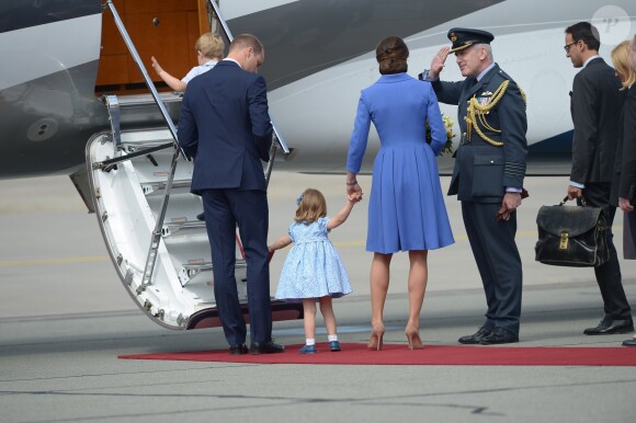 Le duc et la duchesse de Cambridge ont décollé de Varsovie au matin du 19 juillet 2017 avec leurs enfants le prince George et la princesse Charlotte, quittant la Pologne pour poursuivre leur visite officielle en Allemagne.