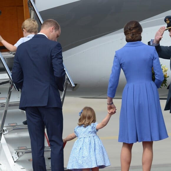 Le duc et la duchesse de Cambridge ont décollé de Varsovie au matin du 19 juillet 2017 avec leurs enfants le prince George et la princesse Charlotte, quittant la Pologne pour poursuivre leur visite officielle en Allemagne.