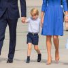 Le duc et la duchesse de Cambridge ont décollé de Varsovie au matin du 19 juillet 2017 avec leurs enfants le prince George et la princesse Charlotte, quittant la Pologne pour poursuivre leur visite officielle en Allemagne.