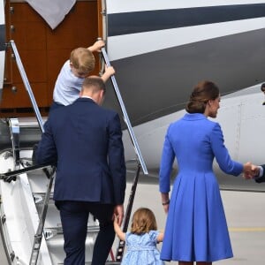 Le duc et la duchesse de Cambridge ont décollé de Varsovie au matin du 19 juillet 2017 avec leurs enfants le prince George et la princesse Charlotte, quittant la Pologne pour poursuivre leur visite officielle en Allemagne.