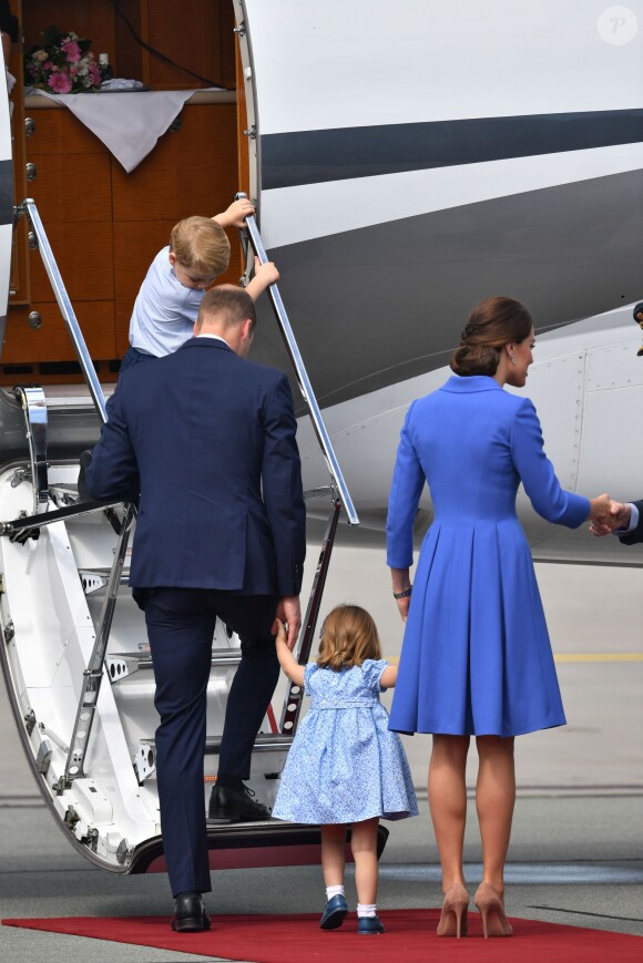 Le duc et la duchesse de Cambridge ont décollé de Varsovie au matin du 19 juillet 2017 avec leurs enfants le prince George et la princesse Charlotte, quittant la Pologne pour poursuivre leur visite officielle en Allemagne.