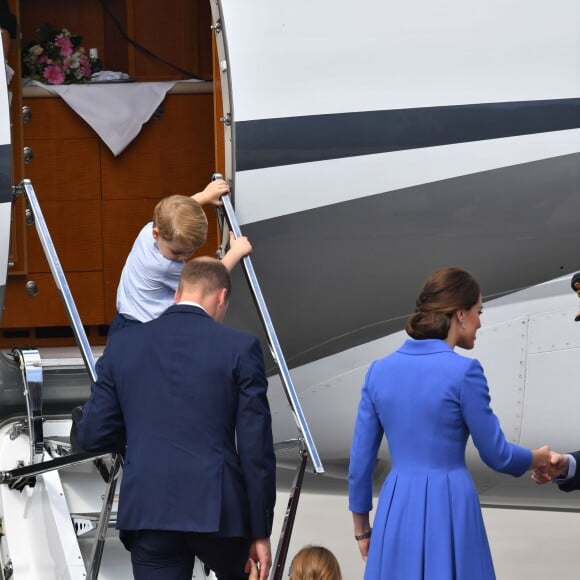 Le duc et la duchesse de Cambridge ont décollé de Varsovie au matin du 19 juillet 2017 avec leurs enfants le prince George et la princesse Charlotte, quittant la Pologne pour poursuivre leur visite officielle en Allemagne.