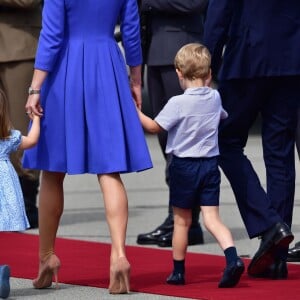 Le duc et la duchesse de Cambridge ont décollé de Varsovie au matin du 19 juillet 2017 avec leurs enfants le prince George et la princesse Charlotte, quittant la Pologne pour poursuivre leur visite officielle en Allemagne.