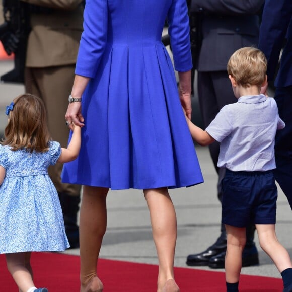 Le duc et la duchesse de Cambridge ont décollé de Varsovie au matin du 19 juillet 2017 avec leurs enfants le prince George et la princesse Charlotte, quittant la Pologne pour poursuivre leur visite officielle en Allemagne.