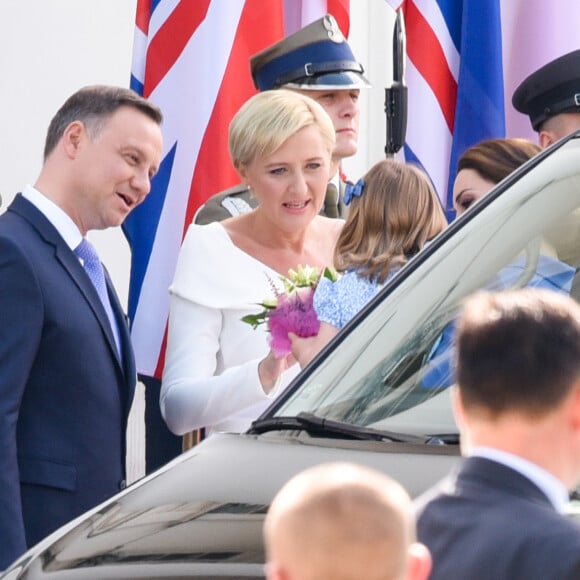 Le duc et la duchesse de Cambridge ont décollé de Varsovie au matin du 19 juillet 2017 avec leurs enfants le prince George et la princesse Charlotte, quittant la Pologne pour poursuivre leur visite officielle en Allemagne.