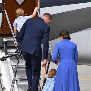 La princesse Charlotte n'a besoin de personne pour monter en avion ! Le duc et la duchesse de Cambridge ont décollé de Varsovie au matin du 19 juillet 2017 avec leurs enfants le prince George et la princesse Charlotte, quittant la Pologne pour poursuivre leur visite officielle en Allemagne.