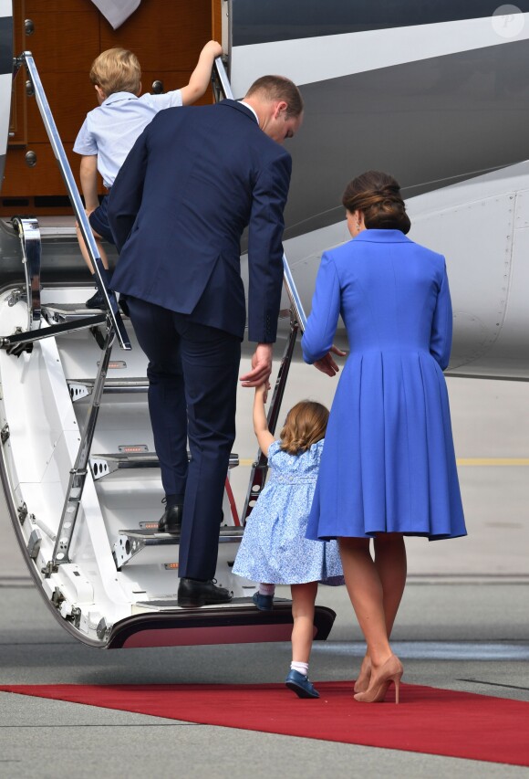 La princesse Charlotte n'a besoin de personne pour monter en avion ! Le duc et la duchesse de Cambridge ont décollé de Varsovie au matin du 19 juillet 2017 avec leurs enfants le prince George et la princesse Charlotte, quittant la Pologne pour poursuivre leur visite officielle en Allemagne.