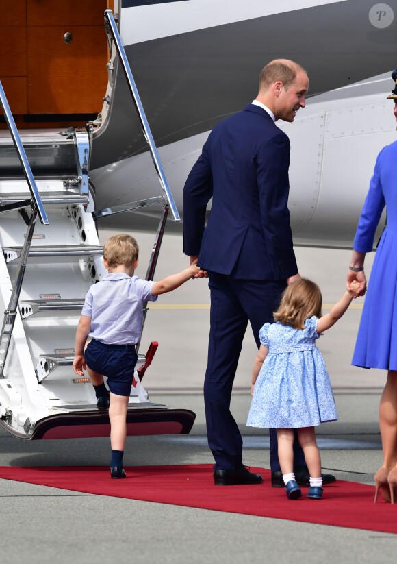 Le duc et la duchesse de Cambridge ont décollé de Varsovie au matin du 19 juillet 2017 avec leurs enfants le prince George et la princesse Charlotte, quittant la Pologne pour poursuivre leur visite officielle en Allemagne.