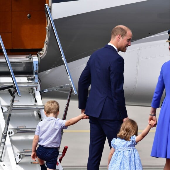 Le duc et la duchesse de Cambridge ont décollé de Varsovie au matin du 19 juillet 2017 avec leurs enfants le prince George et la princesse Charlotte, quittant la Pologne pour poursuivre leur visite officielle en Allemagne.