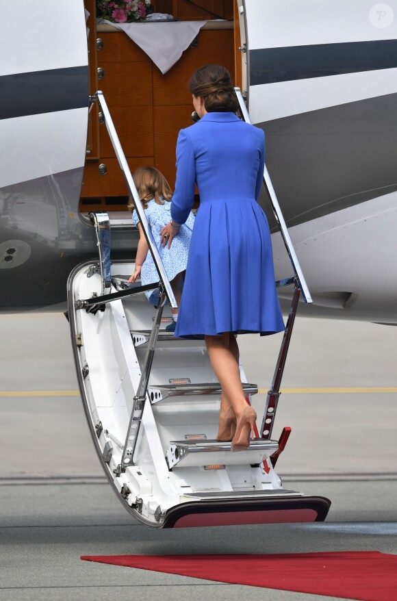 La princesse Charlotte n'a besoin de personne pour monter en avion ! Le duc et la duchesse de Cambridge ont décollé de Varsovie au matin du 19 juillet 2017 avec leurs enfants le prince George et la princesse Charlotte, quittant la Pologne pour poursuivre leur visite officielle en Allemagne.
