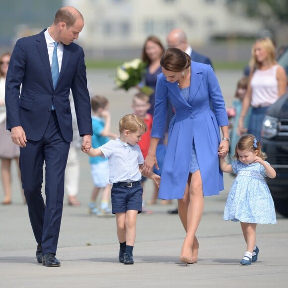 Le duc et la duchesse de Cambridge ont décollé de Varsovie au matin du 19 juillet 2017 avec leurs enfants le prince George et la princesse Charlotte, quittant la Pologne pour poursuivre leur visite officielle en Allemagne.