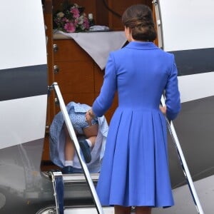 La princesse Charlotte n'a besoin de personne pour monter en avion ! Le duc et la duchesse de Cambridge ont décollé de Varsovie au matin du 19 juillet 2017 avec leurs enfants le prince George et la princesse Charlotte, quittant la Pologne pour poursuivre leur visite officielle en Allemagne.