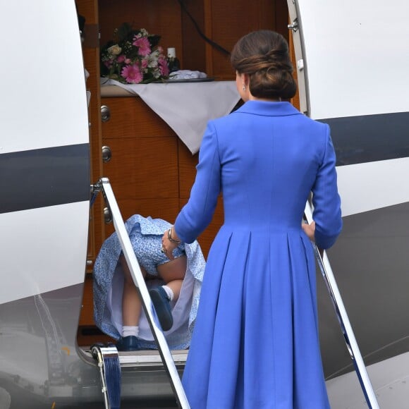 La princesse Charlotte n'a besoin de personne pour monter en avion ! Le duc et la duchesse de Cambridge ont décollé de Varsovie au matin du 19 juillet 2017 avec leurs enfants le prince George et la princesse Charlotte, quittant la Pologne pour poursuivre leur visite officielle en Allemagne.